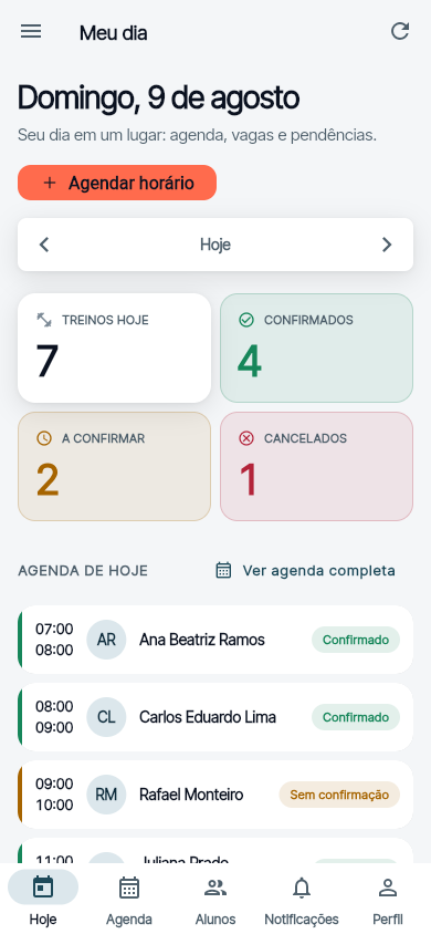 O Cadmo aberto no celular, mostrando a agenda do dia com os treinos e a barra de navegação inferior.