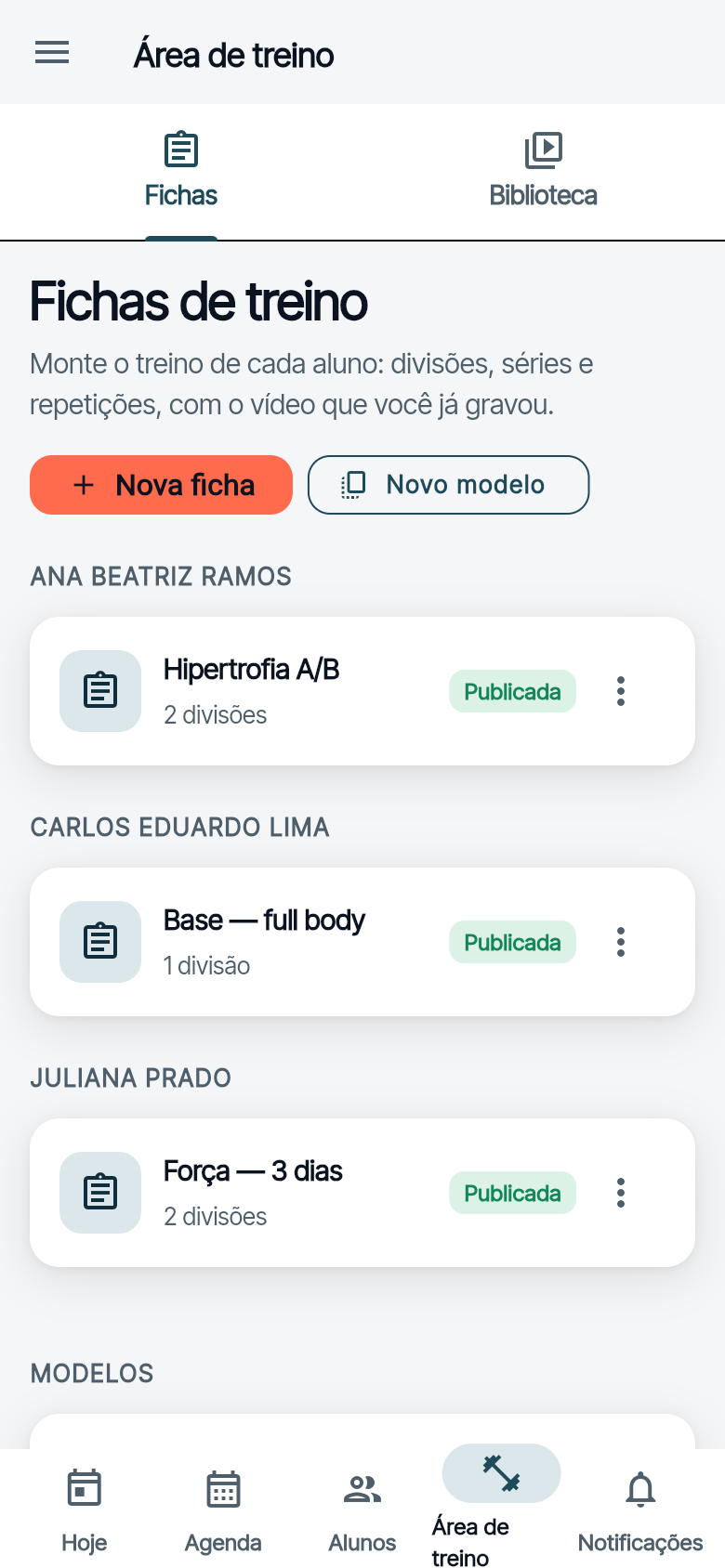 Área de treino do Cadmo no celular, com as fichas Hipertrofia A/B, Base full body e Força 3 dias, cada uma marcada como publicada, e os botões de nova ficha e novo modelo.